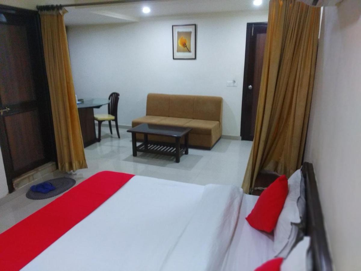 Hotel Alpha Вадодара Экстерьер фото