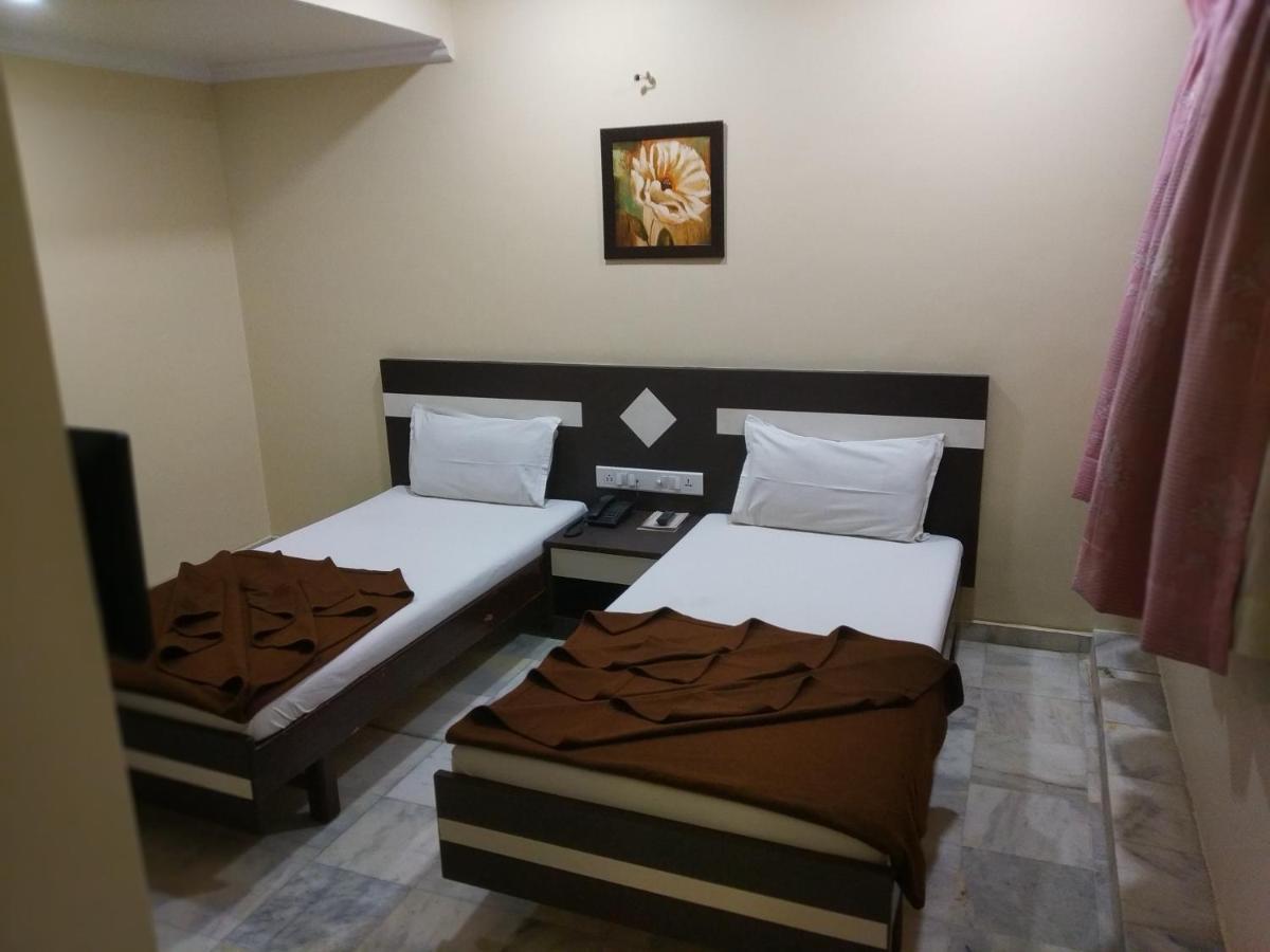 Hotel Alpha Вадодара Экстерьер фото