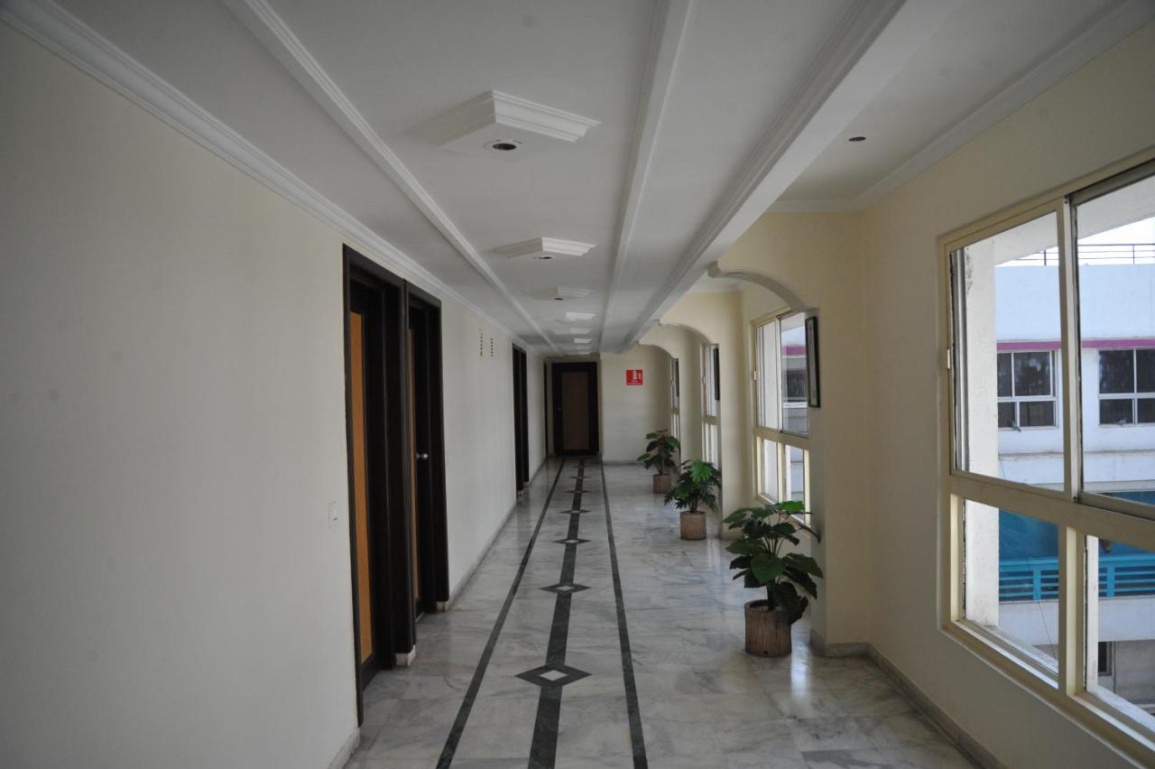 Hotel Alpha Вадодара Экстерьер фото