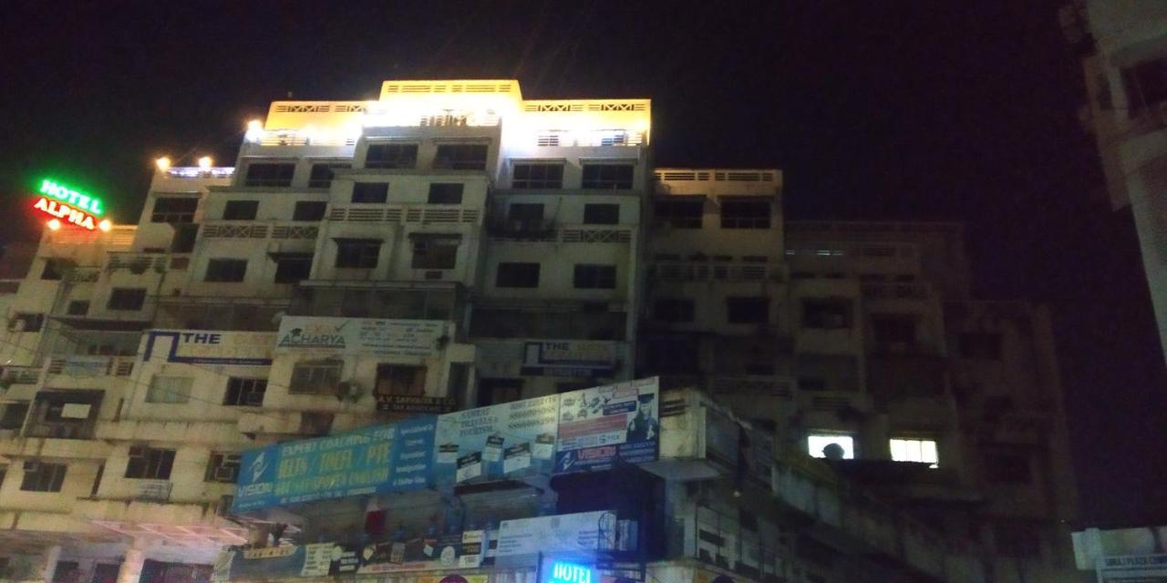 Hotel Alpha Вадодара Экстерьер фото