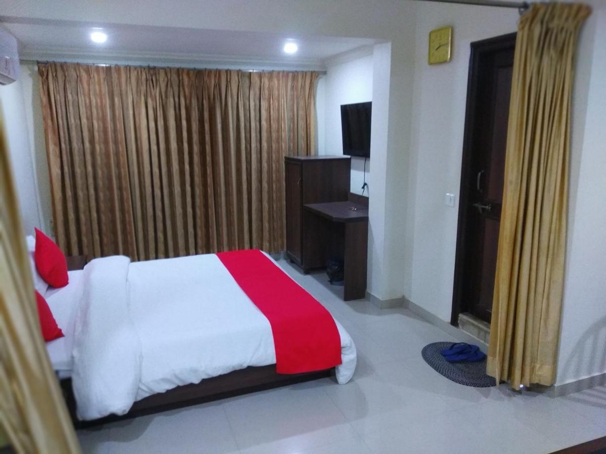 Hotel Alpha Вадодара Экстерьер фото