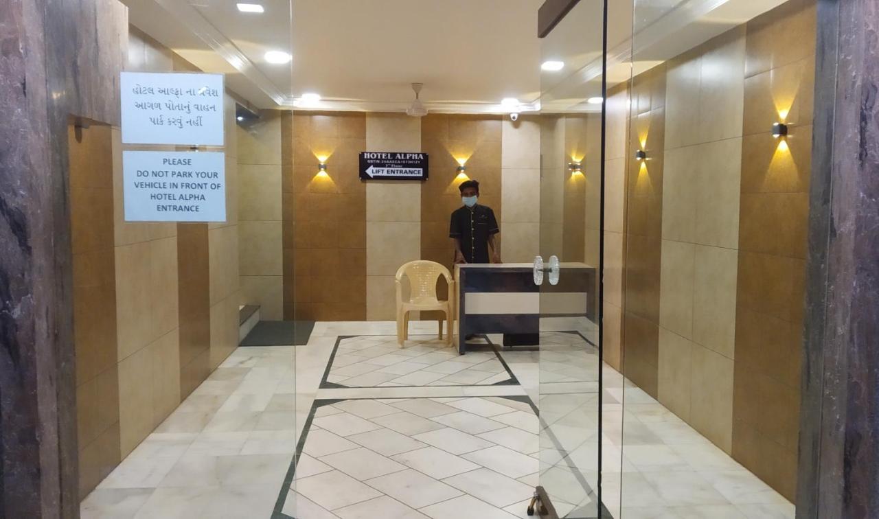Hotel Alpha Вадодара Экстерьер фото