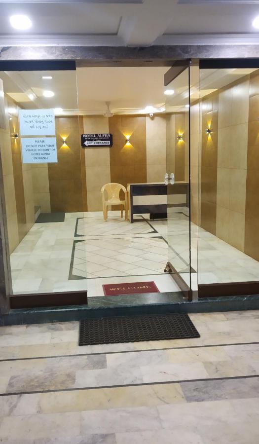 Hotel Alpha Вадодара Экстерьер фото
