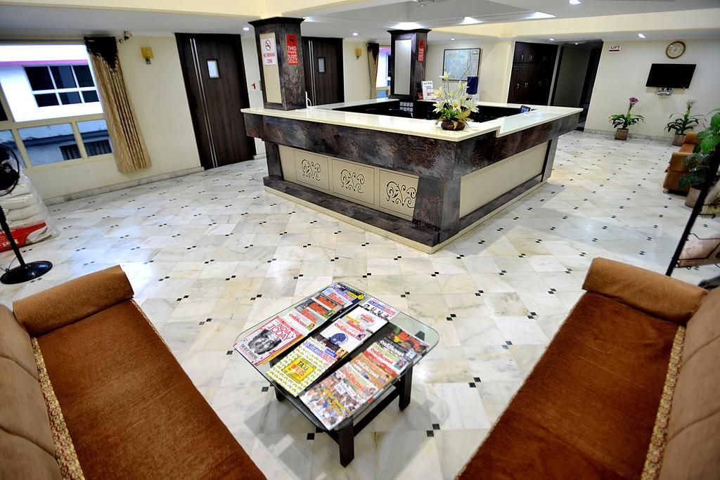Hotel Alpha Вадодара Экстерьер фото