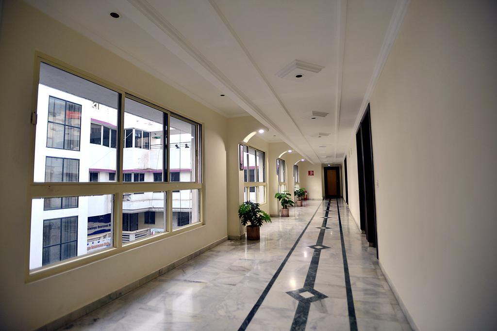 Hotel Alpha Вадодара Экстерьер фото