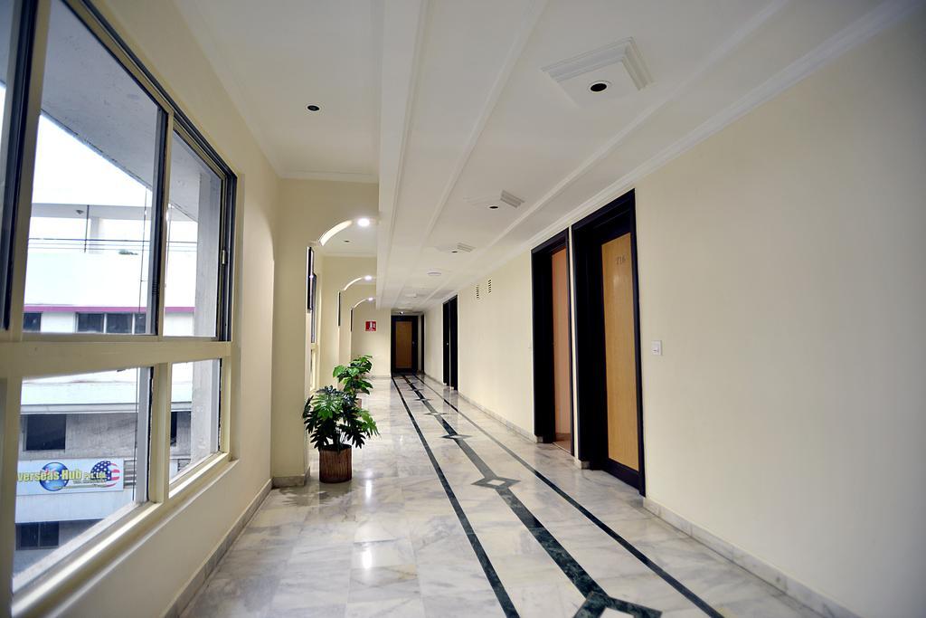 Hotel Alpha Вадодара Экстерьер фото