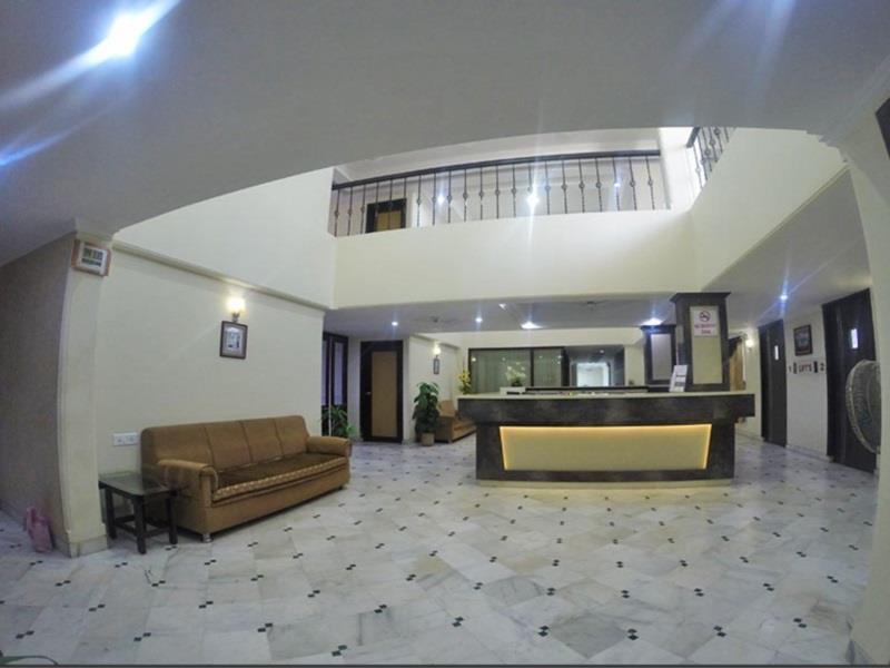 Hotel Alpha Вадодара Экстерьер фото