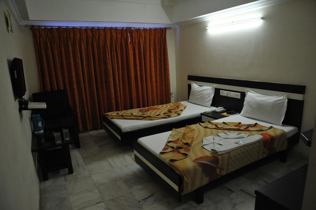 Hotel Alpha Вадодара Экстерьер фото