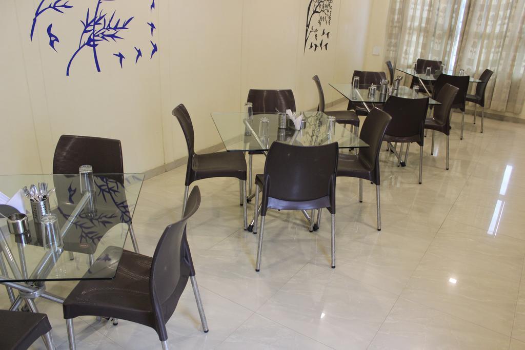 Hotel Alpha Вадодара Экстерьер фото