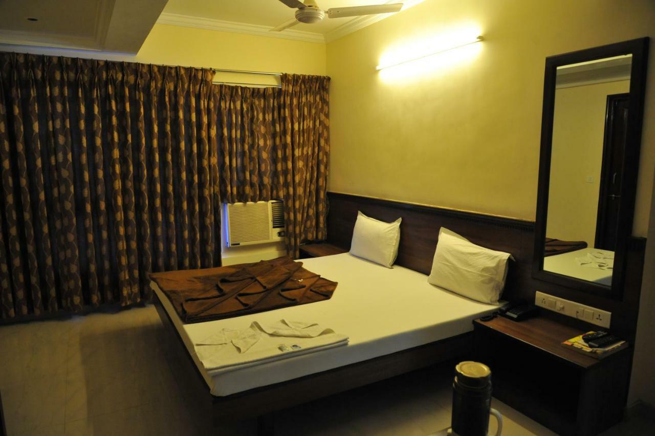 Hotel Alpha Вадодара Экстерьер фото